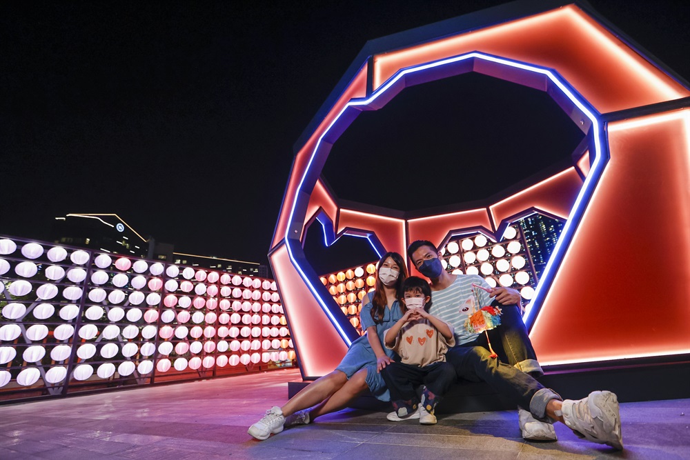 可持續大嶼辦事處在東涌東海濱長廊舉辦『「愛．團圓」東涌海濱花燈節』，以營造一個充滿活力和多元的海濱，與市民歡度佳節。 